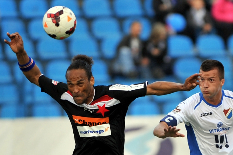 Vlevo Fernando Neves ze Slavie, vpravo Václav Svěrkoš z Ostravy.