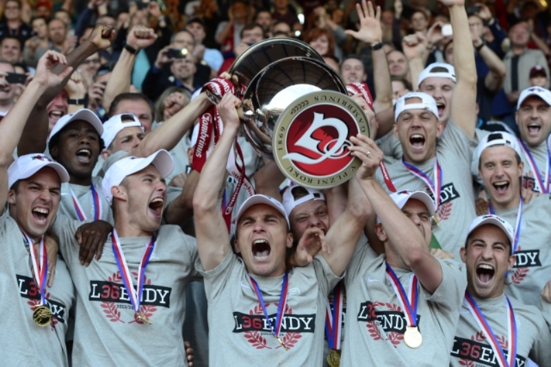 Fotbalisté Sparty s pohárem pro ligového mistra. Fotbalisté Sparty s pohárem pro ligového mistra.
