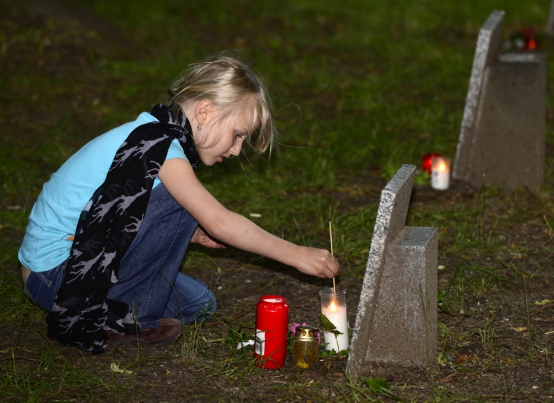 Na pražském ďáblickém hřbitově lidé 1. června uctili dětské oběti komunistického režimu. Na pražském ďáblickém hřbitově lidé 1. června uctili dětské oběti komunistického režimu.