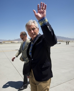 Americký ministr obrany Chuck Hagel (vpravo) a americký velvyslanec v Afghánistánu James Cunningham.