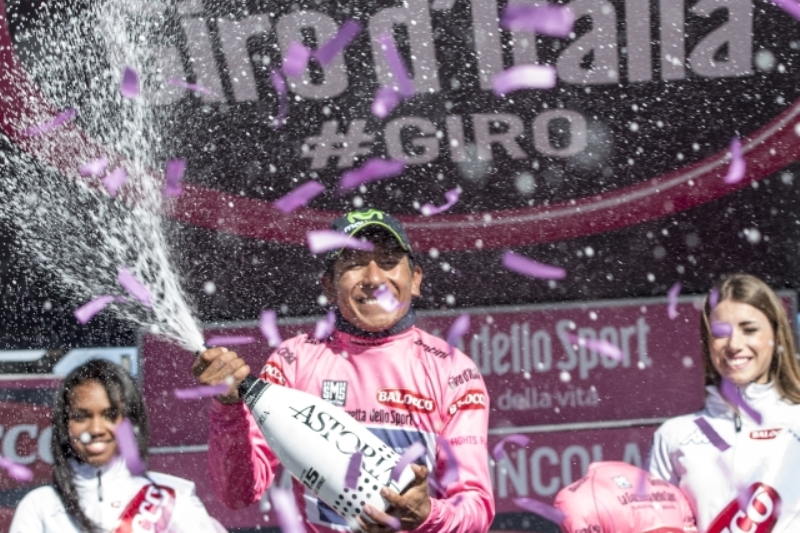 Kolumbijský cyklista Nairo Quintana slaví triumf na Giru.