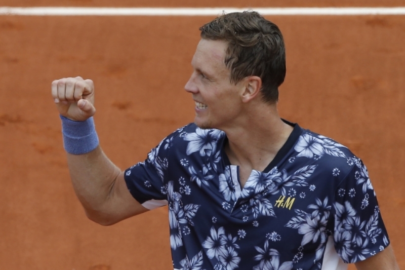 Tomáš Berdych se raduje z postupu do čtvrtfinále Roland Garros.