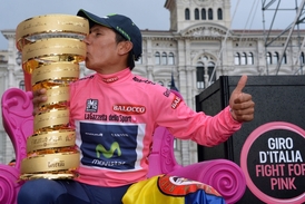 Quintana s trofejí pro vítěze.