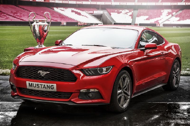Ford Mustang Fastback s vítězným fotbalovým pohárem. 