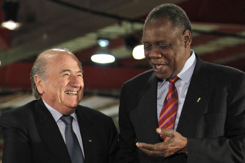 Viceprezident FIFA a šéf africké konfederace Issa Hayatou na fotografii společně s prezidentem FIFA Seppem Blatterem(vlevo). 