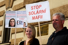 Demonstranti před budovou soudu.