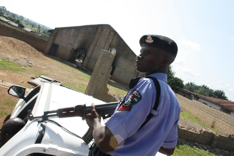 Zkorumpovaní a zrádní vojáci a policisté v Nigérii.