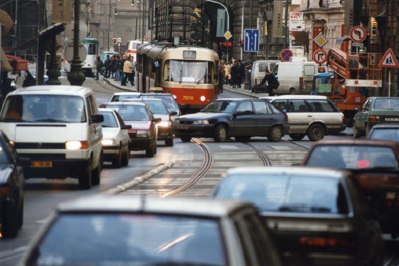 Dopravní zácpy jsou v pražských ulicích na denním pořádku (ilustrační foto).