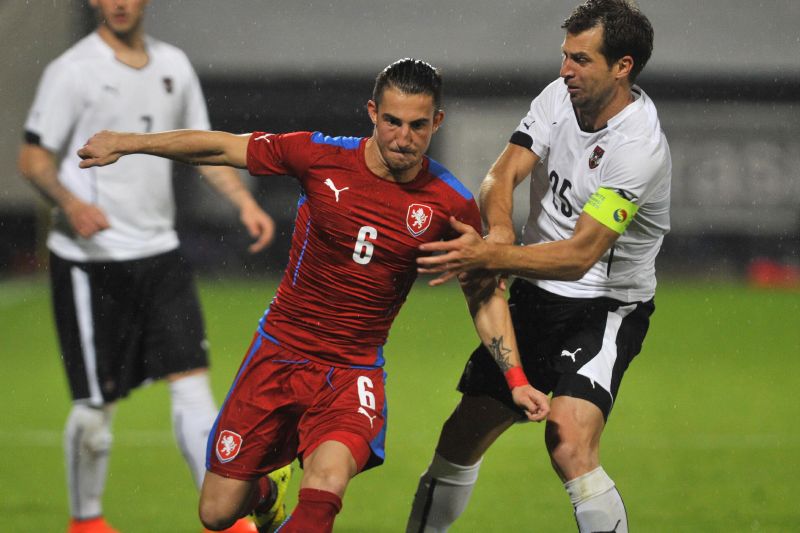 Lukáš Vácha z ČR (uprostřed) a Andreas Ivanschitz z Rakouska (vpravo).