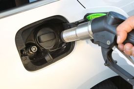 Hrdlo plynových nádrží je pod stejným víčkem jako hrdlo benzinové.
