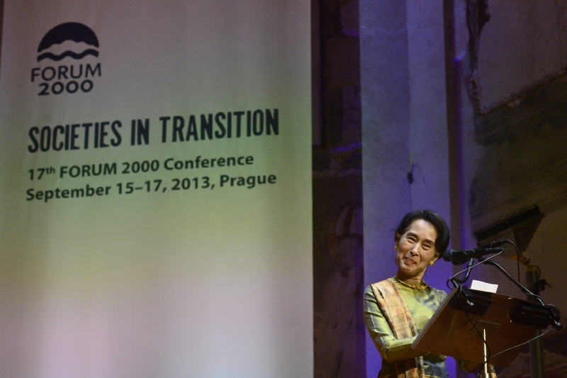 Barmská disidentka a nositelka Nobelovy ceny za mír Do Aun Schan Su Ťij 15. září 2013 v Praze na slavnostním zahájení konference Forum 2000.