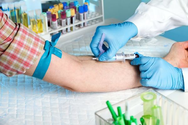Dárců krve v Česku ubývá, upozorňuje Český červený kříž.