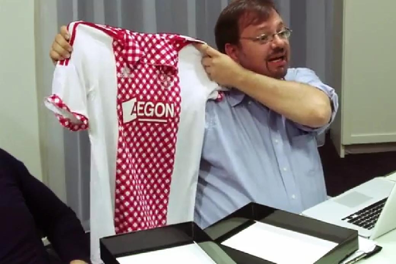 Fiktivní zástupce Adidasu představuje nové dresy. 