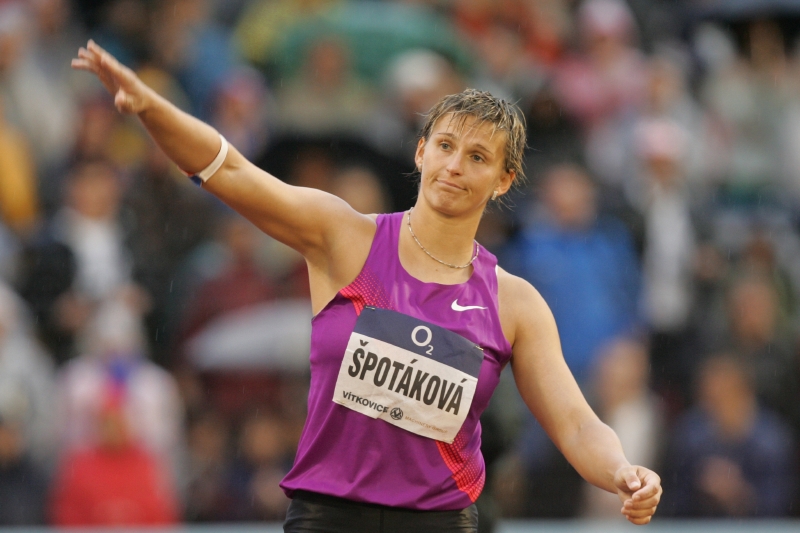 Oštěpařka Barbora Špotáková se po roce mateřské dovolené vrací k závodění.