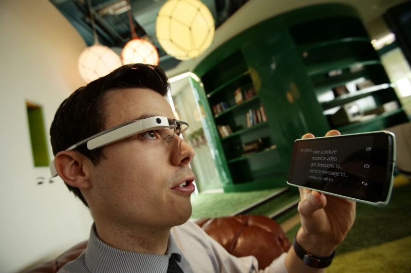 Google glass zatím fungují jen v angličtině. A nemohou je zatím používat lidé nosící dioptrické brýle.
