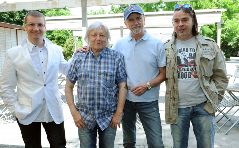 Prezentace muzikálu Mýdlový princ. Zleva: režisér Radek Baláž, Václav Neckář, hudebník Jan Neckář a producent Oldřich Lichtenberg. Prezentace muzikálu Mýdlový princ. Zleva: režisér Radek Baláž, Václav Neckář, hudebník Jan Neckář a producent Oldřich Lichtenberg.