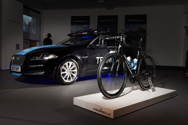 Jaguar využil svých technických znalostí a upravil závodní kolo.