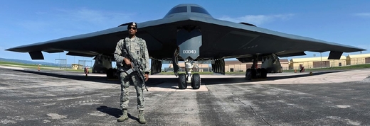 B-2 Spirit parkuje na letišti.