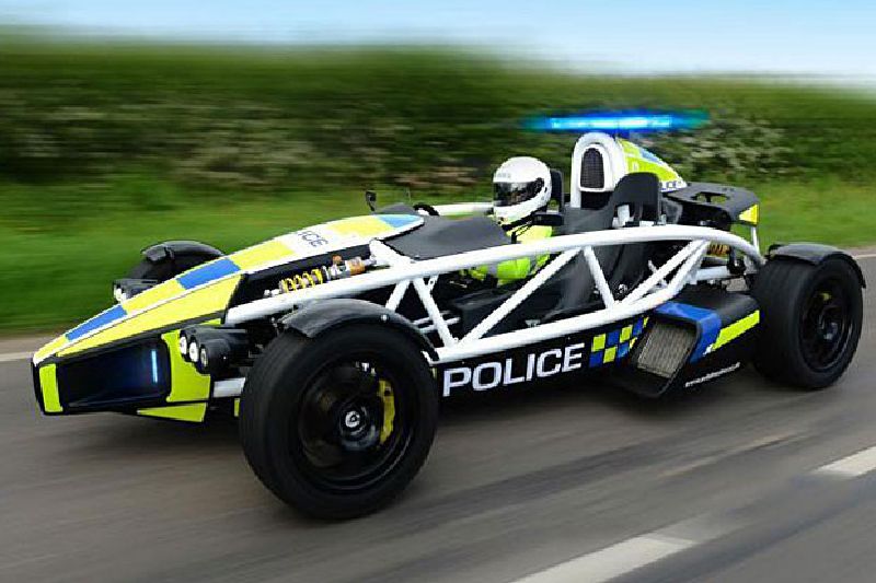 Neobvyklý vůz v barvách britské policie.