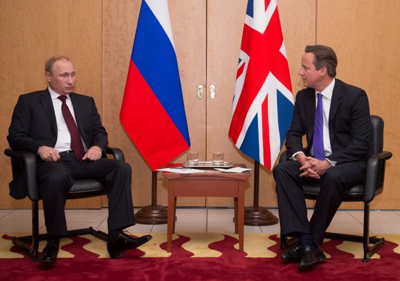 Britský premiér David Cameron (vpravo) při setkání s ruským prezidentem Vladimírem Putinem.