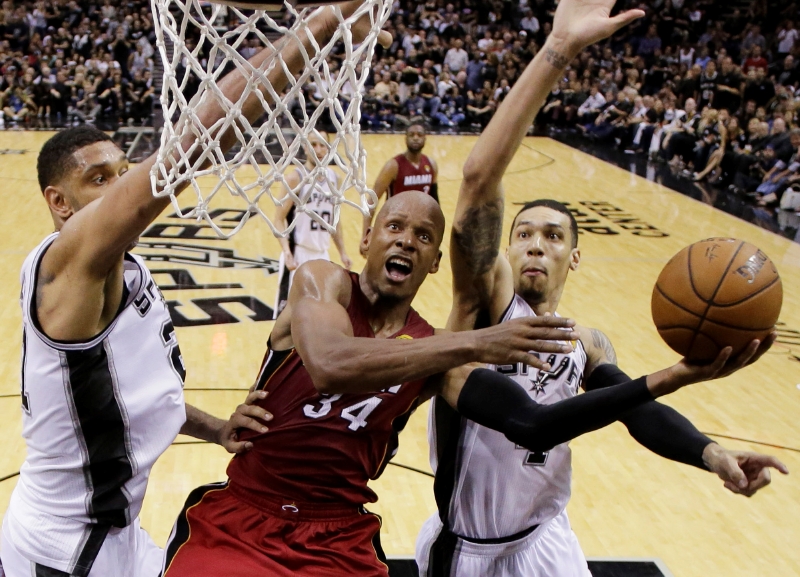 Momentka z finálového duelu NBA.