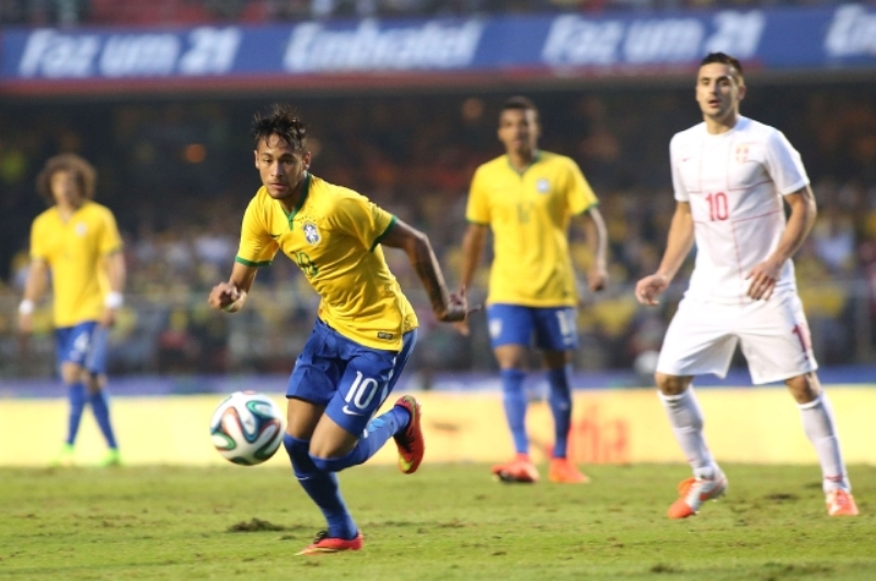 Brazilec Neymar (ve žlutém).