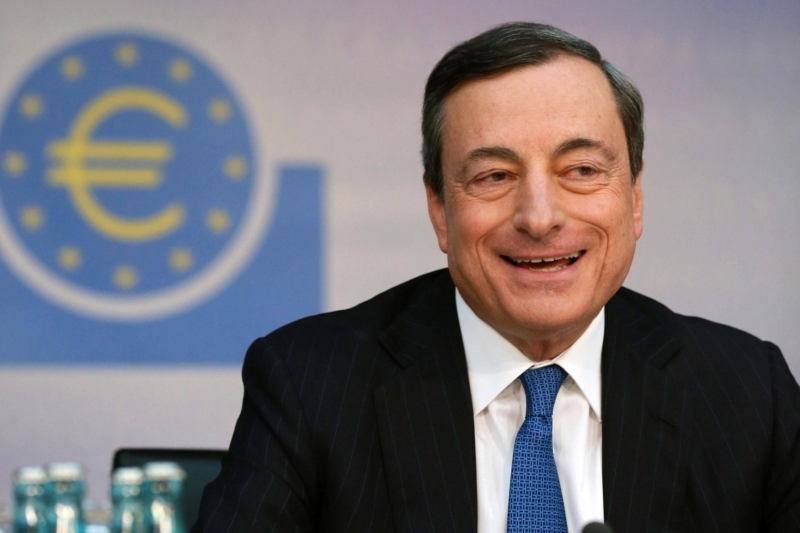 Podle šéfa ECB Maria Draghiho riziko deflace stále krouží nad eurozónou.