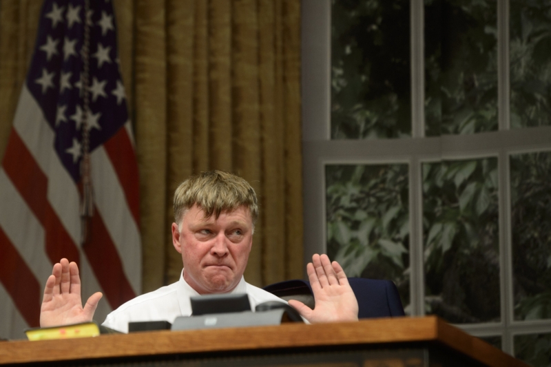 Michal Dlouhý jako fiktivní americký prezident Charles Smith. Michal Dlouhý jako fiktivní americký prezident Charles Smith.