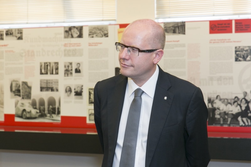 "Na příští rok by měla v rozpočtu dostat 43,5 miliardy korun, což odpovídá plánovaným potřebám ministerstva obrany," říká Sobotka.