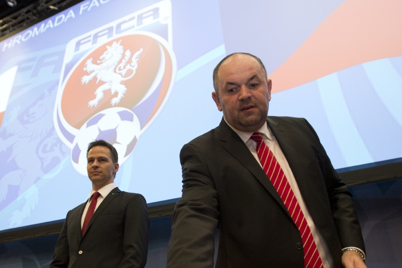 Zprava předseda Fotbalové asociace České republiky (FAČR) Miroslav Pelta a generální sekretář FAČR Rudolf Řepka na nevolební valné hromadě Fotbalové asociace ČR 7. června v Praze.