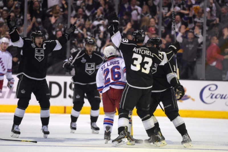 Hokejisté Los Angeles slaví gól do sítě New York Rangers.