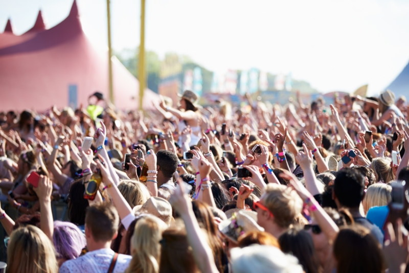 Letní festivaly jsou oblíbenou dovolenou tisíců a tisíců hudebních fanoušků. Letní festivaly jsou oblíbenou dovolenou tisíců a tisíců hudebních fanoušků.