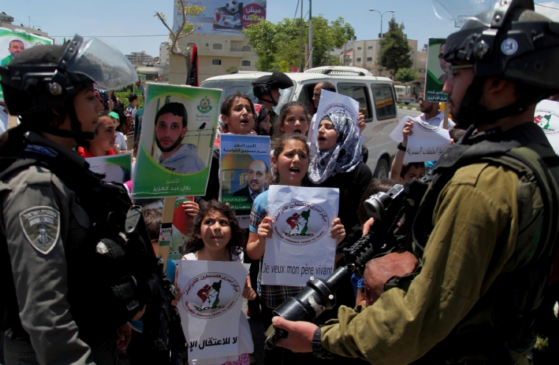 Lide přišli vyjádřit solidaritu se 300 palestinskými vězni, kteří drží hladovku. Lide přišli vyjádřit solidaritu se 300 palestinskými vězni, kteří drží hladovku.