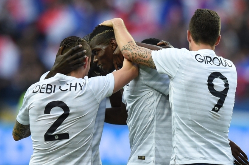 Fotbalisté Francie se radují z gólu.