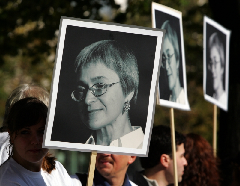 Demonstrace k výročí zavraždění nepohodlné novinářky (Berlín).