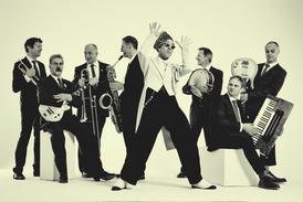 Londýnskou superskupinu Yiddish Twist Orchestra tvoří spoluhráči Erica Claptona a Eltona Johna.