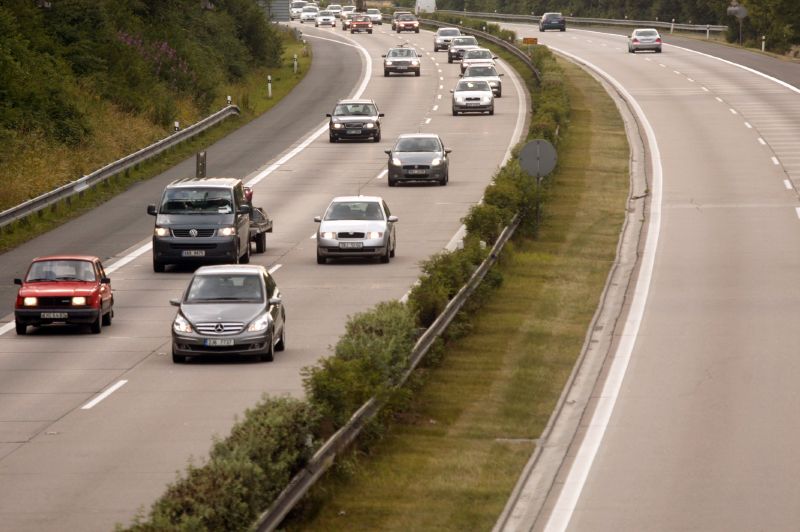 Osobní auta budou mít od roku 2016 zpoplatněný vjezd na německé dálnice (ilustrační foto). Osobní auta budou mít od roku 2016 zpoplatněný vjezd na německé dálnice (ilustrační foto).