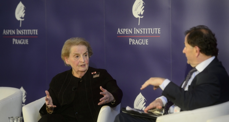 Bývalá americká ministryně zahraničí Madeleine Albrightová a prezident Aspen Institute Prague Michael Žantovský.