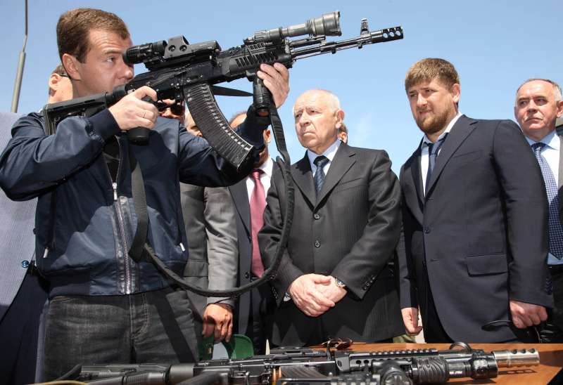 Premiér Medveděv u spec. jednotky FSB na Severním Kavkaze.