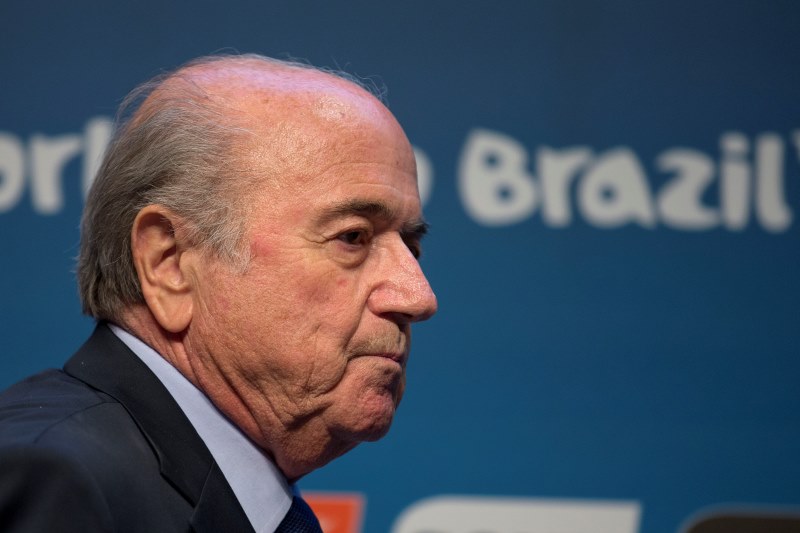 Prezident FIFA Blatter by už podle šéfa Nizozemské fotbalové asociace Van Praaga neměl kandidovat na další funkční období. Prezident FIFA Blatter by už podle šéfa Nizozemské fotbalové asociace Van Praaga neměl kandidovat na další funkční období.