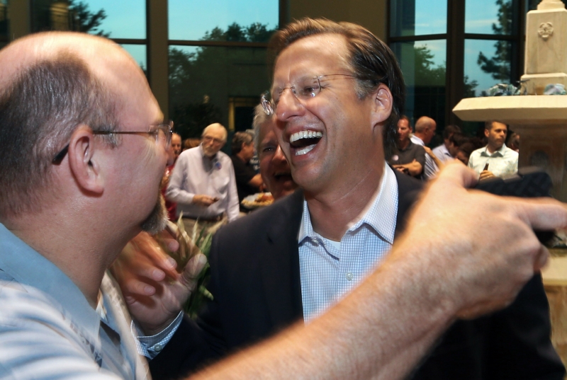 David Brat slaví vítězství.