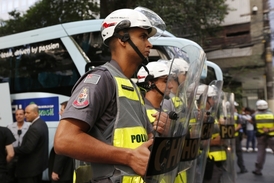 Policisté hlídající výpravu USA.