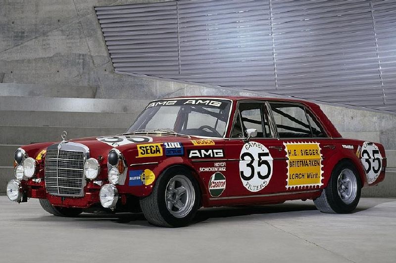 Tak to je Mercedes 300 SEL 6,8 AMG, jenž dostal přezdívku Rudá svině.