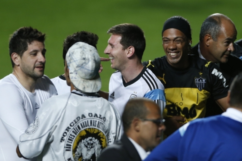 Lionel Messi v obležení fanoušků v čele s dvojníkem Ronaldinha.