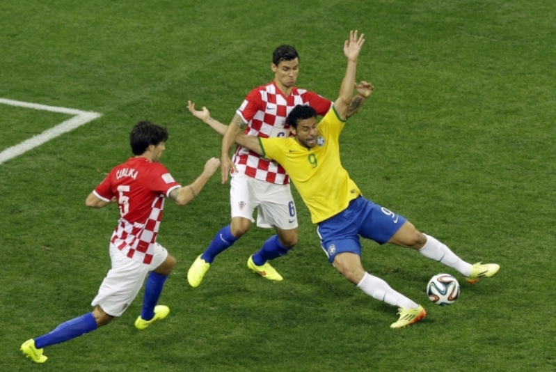Sporný zákrok na Freda, po němž sudí nařídil pokutový kop.