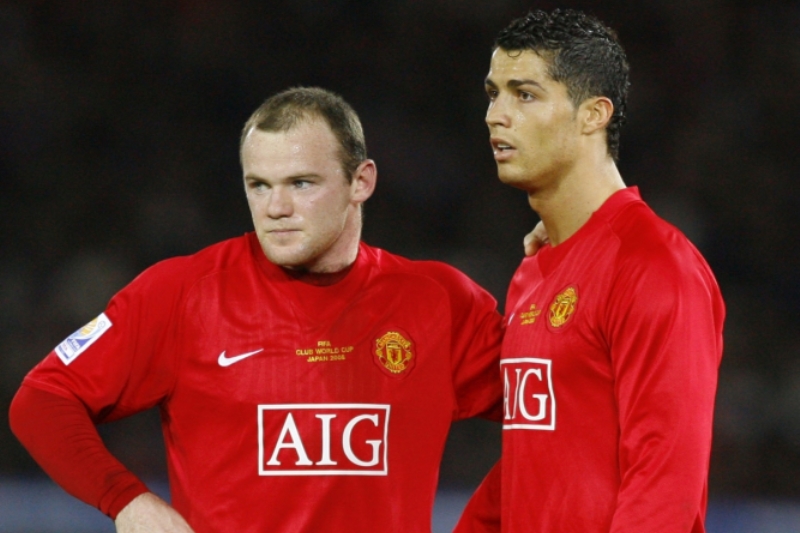 Anglický reprezentant Wayne Rooney (vlevo) si rýpnul do svého bývalého spoluhráče z Manchesteru Cristiana Ronalda (vpravo). Anglický reprezentant Wayne Rooney (vlevo) si rýpnul do svého bývalého spoluhráče z Manchesteru Cristiana Ronalda (vpravo).