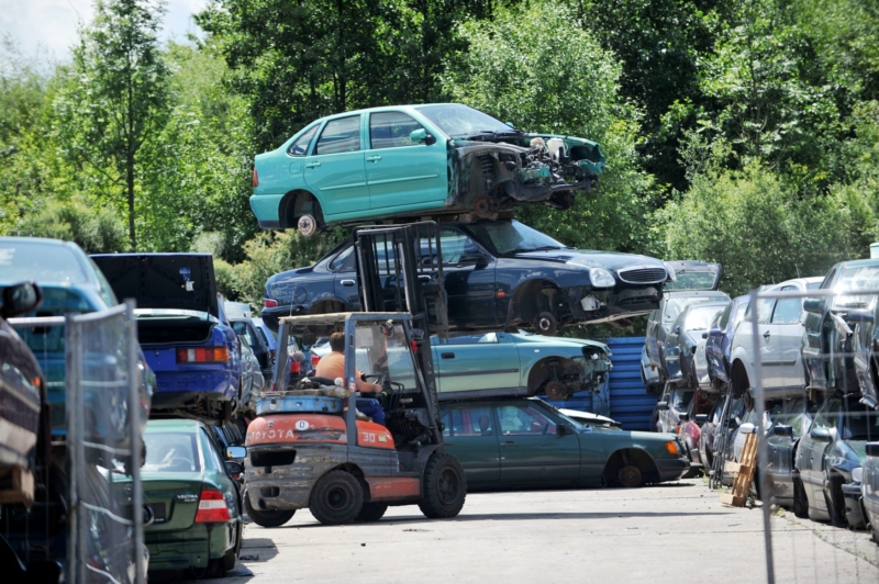 Muži rozprodávali autodíly na vrakoviště (ilustrační foto).
