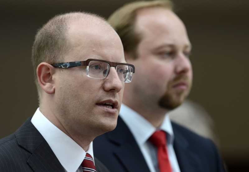 Premiér Bohuslav Sobotka s poslancem Jeronýmem Tejcem.