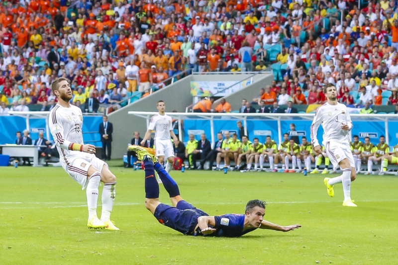 Show nizozemských fotbalistů odstartoval parádní hlavičkou kapitán Robin Van Persie.