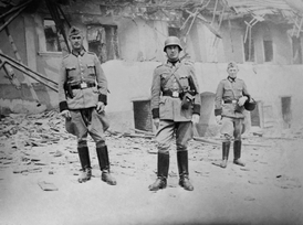 Příslušníci oddílu říšské pracovní služby, kteří technicky prováděli příkaz "Obec bude srovnána se zemí". Lidice, červen 1942.